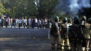 Pro-Telangana protestors clash with police on 6 January 2010