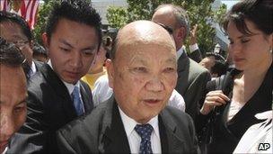 Vang Pao outside court in Sacramento, May 2009