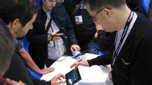 People looking at Motorola's XOOM