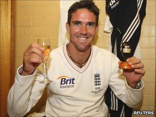 Kevin Pietersen with the Ashes (7 January 2011)