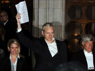 Julian Assange outside the High Court (16 December 2010)