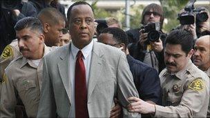 Dr Conrad Murray (centre)