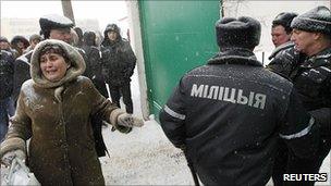 Prisoners' relatives outside Minsk detention centre, 20 Dec 10