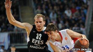 Efes Pilsen's Sinan Guler (L) and Alexey Shved of CSKA Moscow (18 Nov 2010)