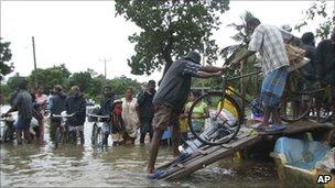 Ethnic Tamils load their belongings onto a boat in Batticaloa, Sri Lanka (9 January 2011)