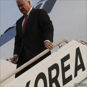 US Defence sec Robert Gates arriving Seoul 14 Jan 2011