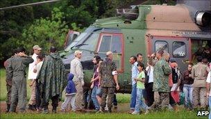 Brazilian military helicopter drops off survivors at Itaipava, Petropolis (17 January 2011)