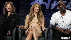 Steven Tyler and Jennifer Lopez with Randy Jackson (r)