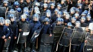 Riot police in Algiers (22 January 2011)