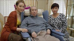 Macau casino magnate Stanley Ho (C), his third wife Chan Un-chan (R) and daughter Florinda