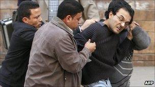 Plain clothes police arrest a man in Cairo, Egypt (16 Jan 2011)