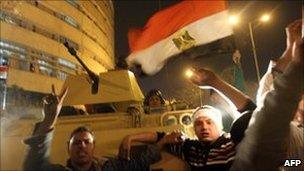 Demonstrators greet the army in Cairo. Photo: 28 January 2011