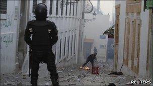 Protester throws stones at riot policeman (28/01)