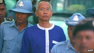 Veera Somkwamkid arrives at court in Phnom Penh, Cambodia (1 Feb 2011)