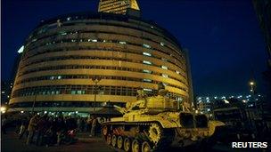 A military tank sits next to the Egyptian state television building in Cairo (29 Jan 2011)