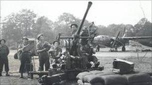 Gunners training at Holmsley airfield (Courtesy The National Archives )