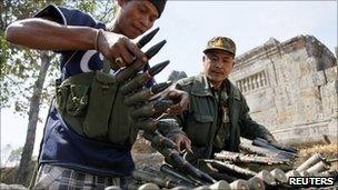 Cambodian soldiers load munitions at Preah Vihear temple (5 Feb 2011)