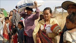 Refugees leaving Preah Vihear temple (5 Feb 2011)