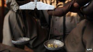 Dealer weighing gold (file photo)