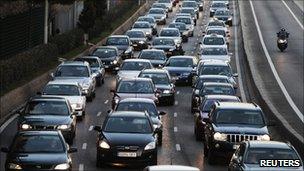 Drivers on the A6 motorway in Madrid (8 February 2011)