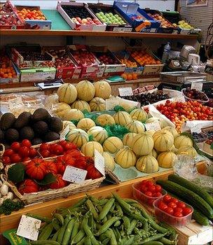 Fruit and veg market stall (Image: ý)