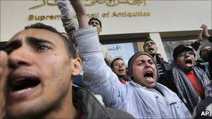 Archaeology students protest in Cairo, 14 Feb 2011