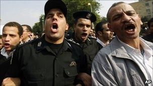 Policemen join Cairo protests 14 Feb 2011