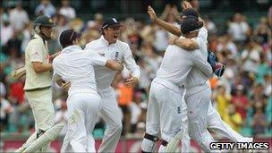 England celebrate winning the fifth Ashes test at Sydney
