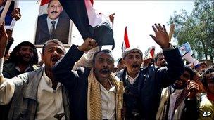 Pro-government supporters demonstrating in the Yemeni capital Sanaa, 16 February 2011