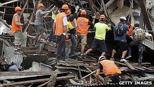 Rescuers search debris in Christchurch, 22 Feb 2011