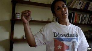 Alejandra Garcia, wife of jailed Cuban dissident Diosdado Gonzalez, wearing a T-shirt demanding his release.