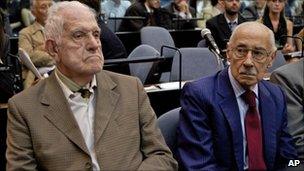 Reynaldo Bignone (left) and Jorge Videla (right) at the start of their trial on 28 February