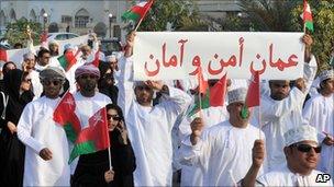 Omanis march to support Sultan Qaboos bin Said in Muscat. Photo: 1 March 2011