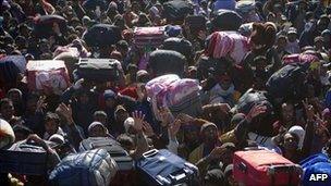 Crowds of refugees at the Tunisia-Libya border (2 March 2010)