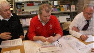 Lindsay Jones (centre) at a WST meeting in 2009