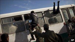 Egyptian board a bus on the Tunisian border - 3 March