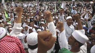 Men shout slogans during an anti-Ahmadiyah rally in Jakarta on 1 March 2011