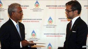 East Timorese Foreign Minister Zacarias da Costa (L) meets his Indonesian counterpart Marty Natalegawa (R) during a joint press conference in Jakarta on 4 March