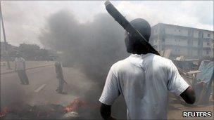 Anti-Gbagbo protester at a road block in the Abobo area of Abidjan, 3 March 2011