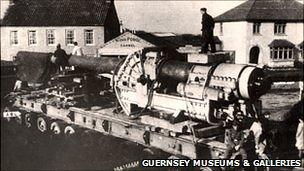 Guns en route to Batterie Mirus through Carmel, St Martin