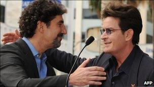 Charlie Sheen with Chuck Lorre (l) in 2009