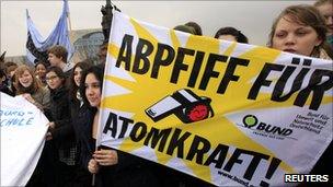 High school students holding up a banner reading "Final whistle for nuclear power" in Berlin (14 March 2011)