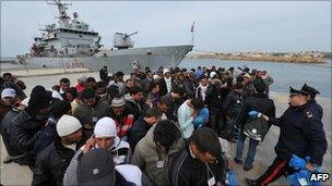 Tunisian migrants on Lampedusa (15 March 2011)