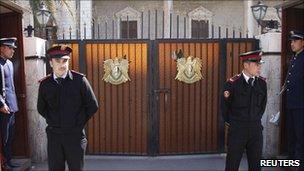 Guards keep watch outside the interior ministry at Marjeh Square in central Damascus (16 March 2011)