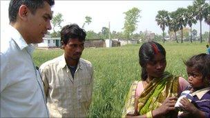 Dr Shamim Mannan (left) with TB patients Sanjeev Ram and his wife Pramila in Bihar