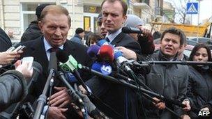 Ukrainian ex-President Leonid Kuchma faces reporters in Kiev, 23 March