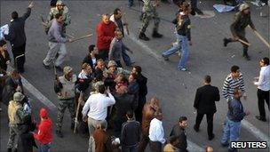 Crowd of protesters surround soldier in Cairo, 9 March 2011