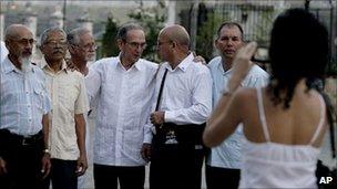 Cuban dissidents pose for a photo before meeting Jimmy Carter in Havana