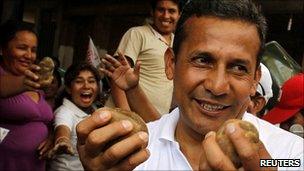 Ollanta Humala holding potatoes during a rally in Lima, 24 March 2011