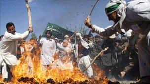 Demonstrators in Jalalabad burn effigy of President Obama (3 April 2011)